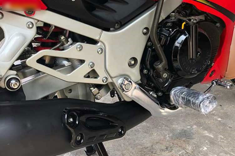 Xe máy Suzuki RGX đời 2003 thét giá 888 triệu tại Sài Gòn